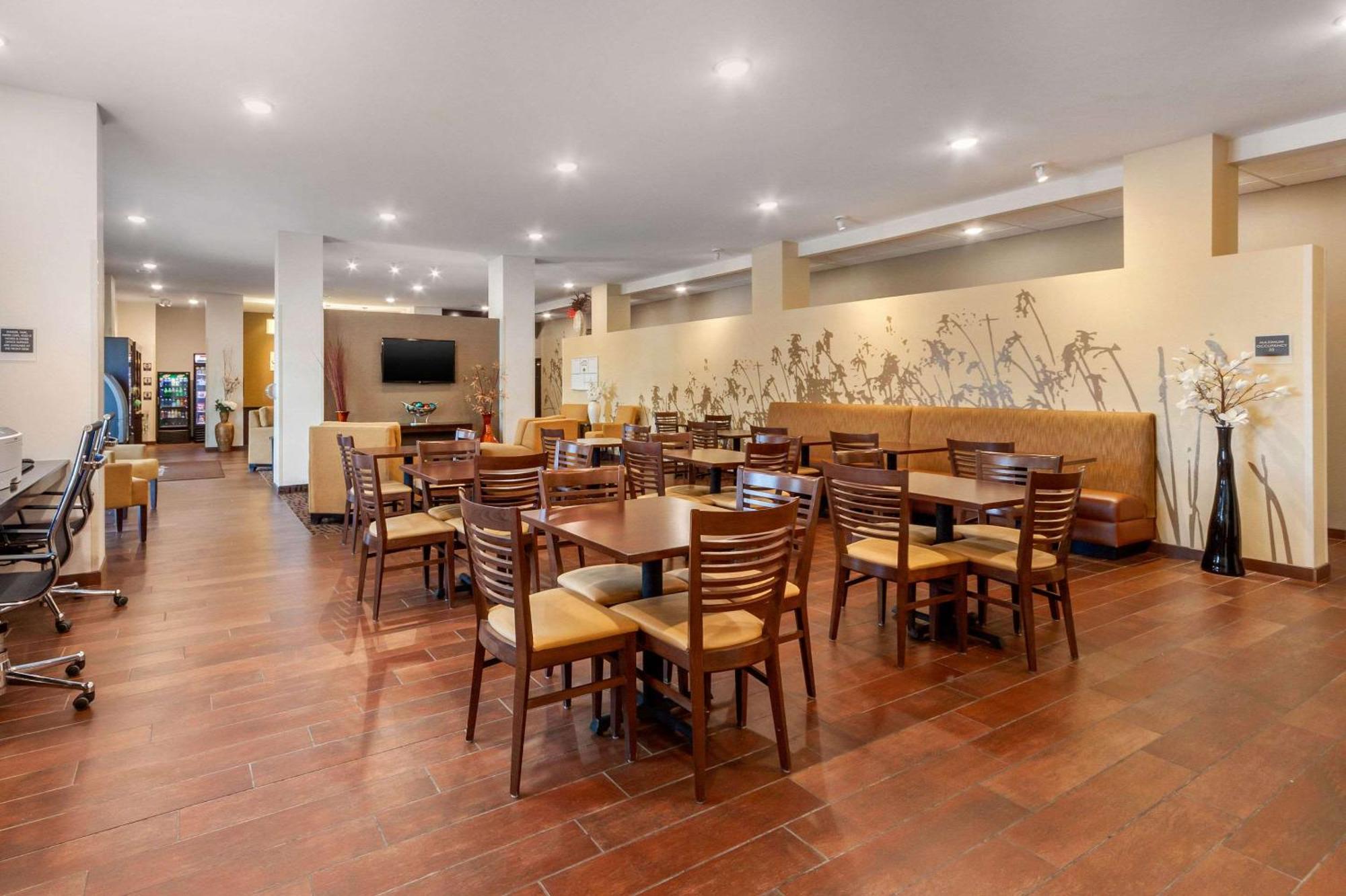 Sleep Inn & Suites Lincoln University Area Екстериор снимка